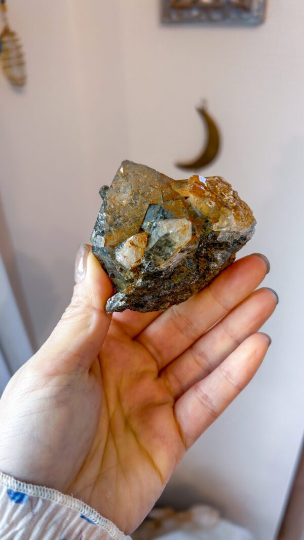 イエロー ブラック　パキスタン　フンザ　天然石　ヒマラヤ水晶
