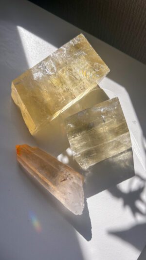 美しいイエローオプティカルカルサイト　Jelly crystal