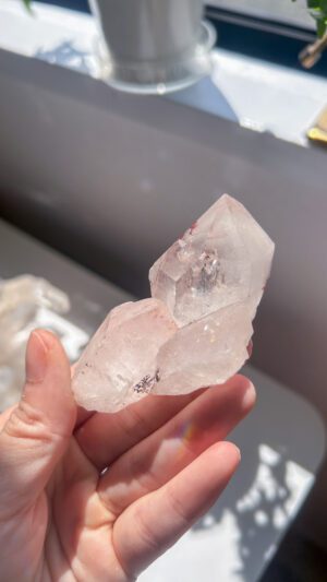 マニカラン水晶　虹あり ヘマタイト付き　ファントム Pink Purely love