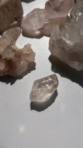 フンザ　ヒマラヤ水晶　桃源郷　マニカラン　天然石　インド　水晶　ピンク