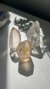 クラック水晶　ブラジル水晶　天然石　水晶　ヒマラヤ水晶　イエロー水晶　手研磨　水晶ポイント