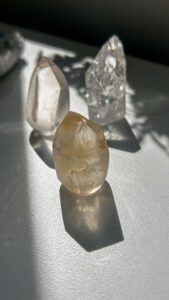 クラック水晶　ブラジル水晶　天然石　水晶　ヒマラヤ水晶　イエロー水晶　手研磨　水晶ポイント