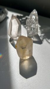 クラック水晶　ブラジル水晶　天然石　水晶　ヒマラヤ水晶　イエロー水晶　手研磨　水晶ポイント