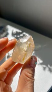 クラック水晶　ブラジル水晶　天然石　水晶　ヒマラヤ水晶　イエロー水晶　手研磨　水晶ポイント