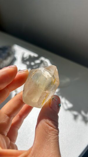 クラック水晶　ブラジル水晶　天然石　水晶　ヒマラヤ水晶　イエロー水晶　手研磨　水晶ポイント