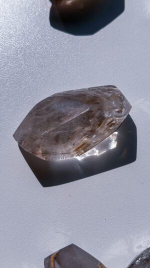 Blessing on your palm 虹あり 手研磨 美しい淡色ヒマラヤ水晶