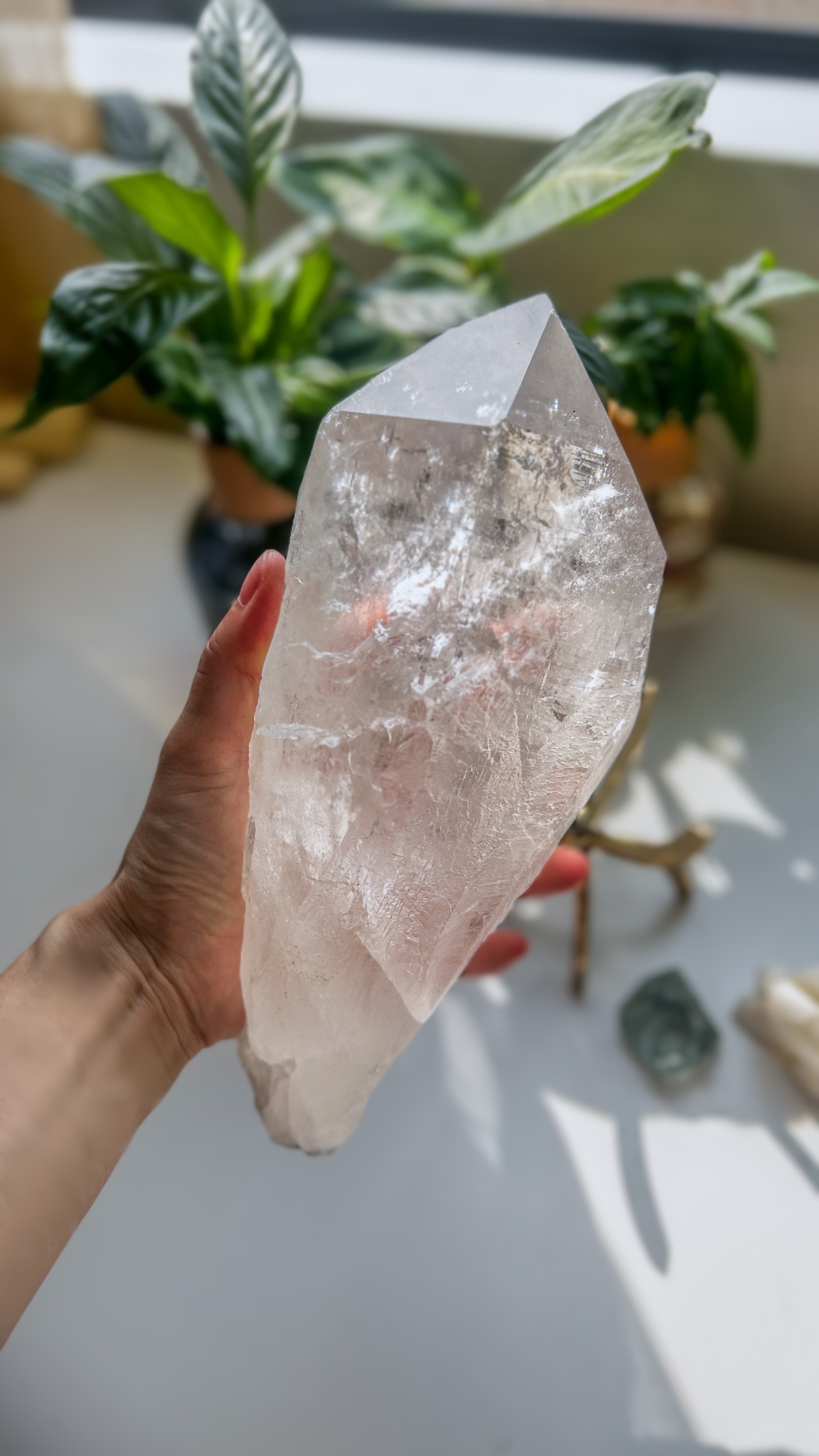 ご神体サイズ Maha Devi 美しいマニハール エネルギーを放つ特大の高純度ヒマラヤ水晶ポイント XXL 1.9KG