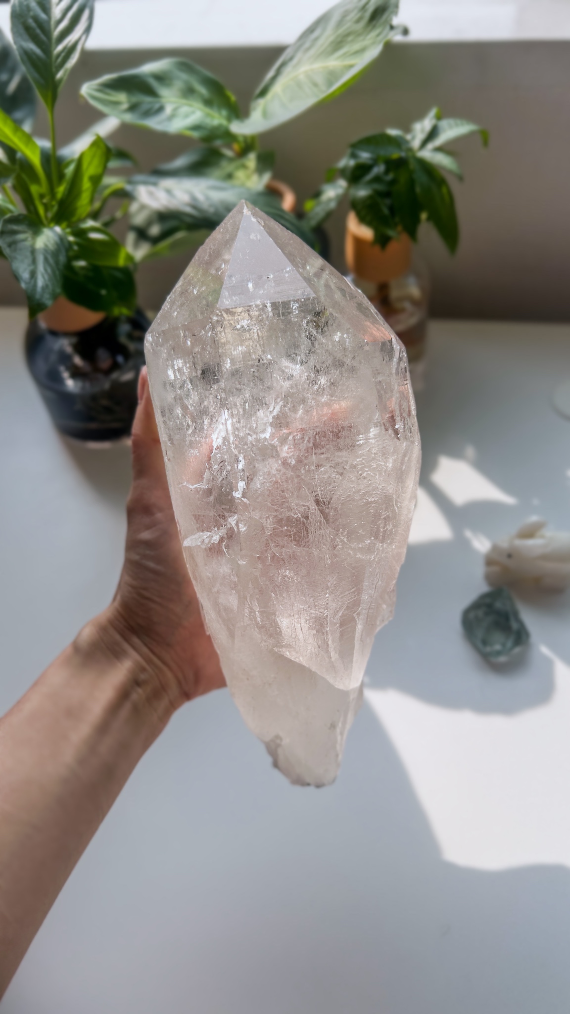 ご神体サイズ Maha Devi 美しいマニハール エネルギーを放つ特大の高純度ヒマラヤ水晶ポイント XXL 1.9KG - 画像 (2)