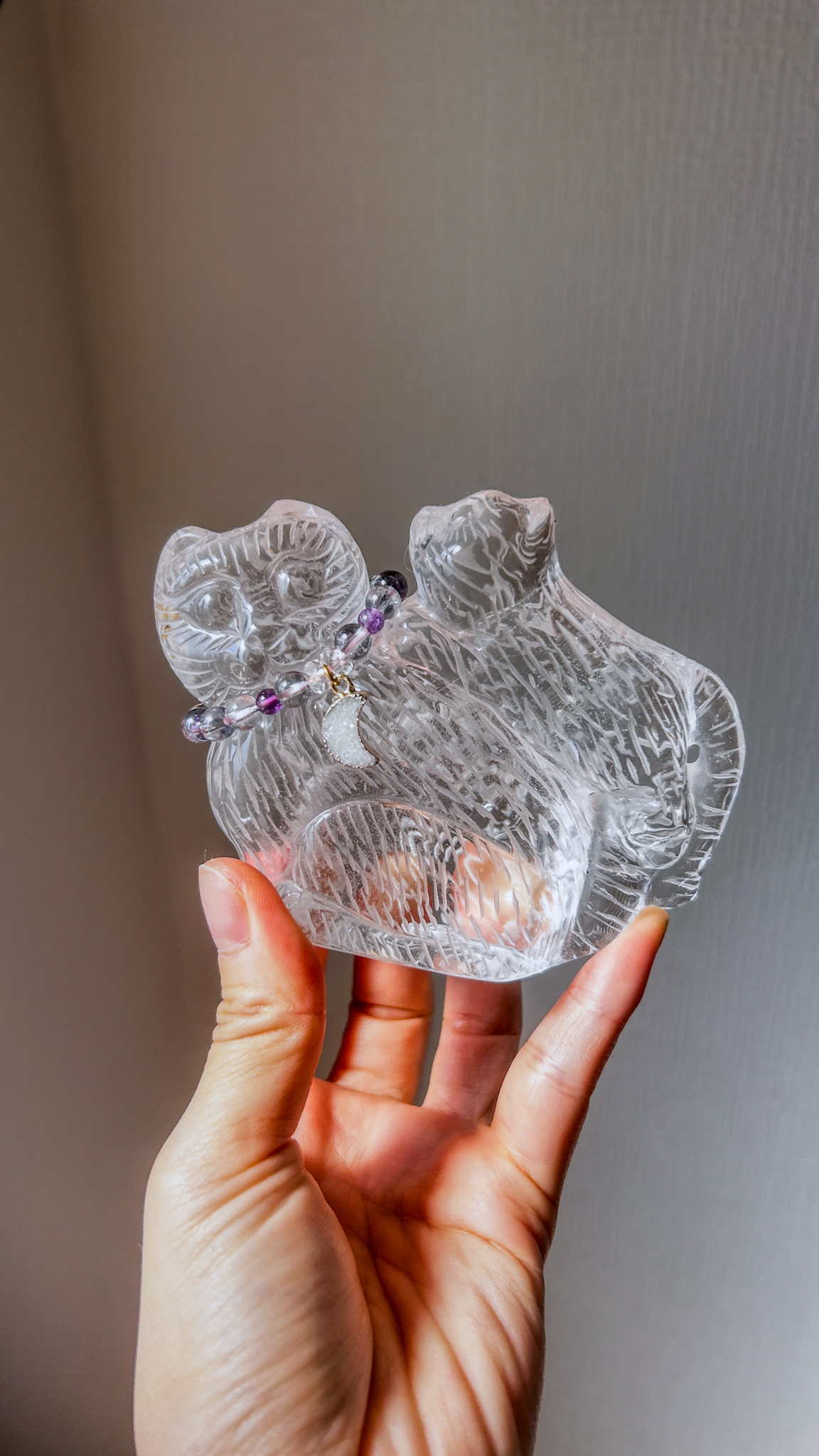 新入荷!11cm マジカルコンパニオン 大きなクリスタルキャット 手彫り ねこちゃん親子 水晶 クリアークォーツ 首輪付き Two of us 寄り添うねこちゃんズ