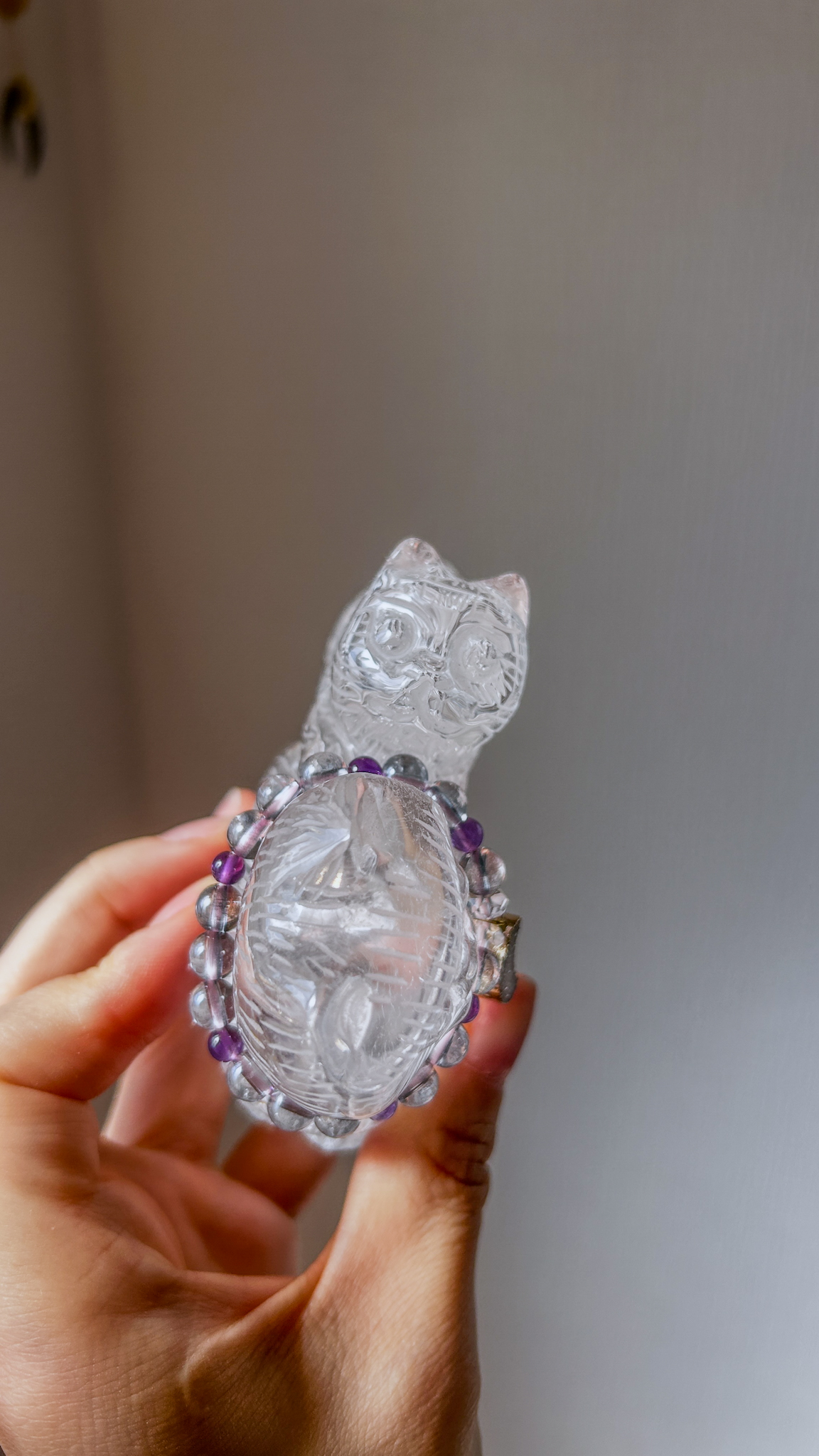 新入荷!11cm マジカルコンパニオン 大きなクリスタルキャット 手彫り ねこちゃん親子 水晶 クリアークォーツ 首輪付き Two of us 寄り添うねこちゃんズ - 画像 (3)