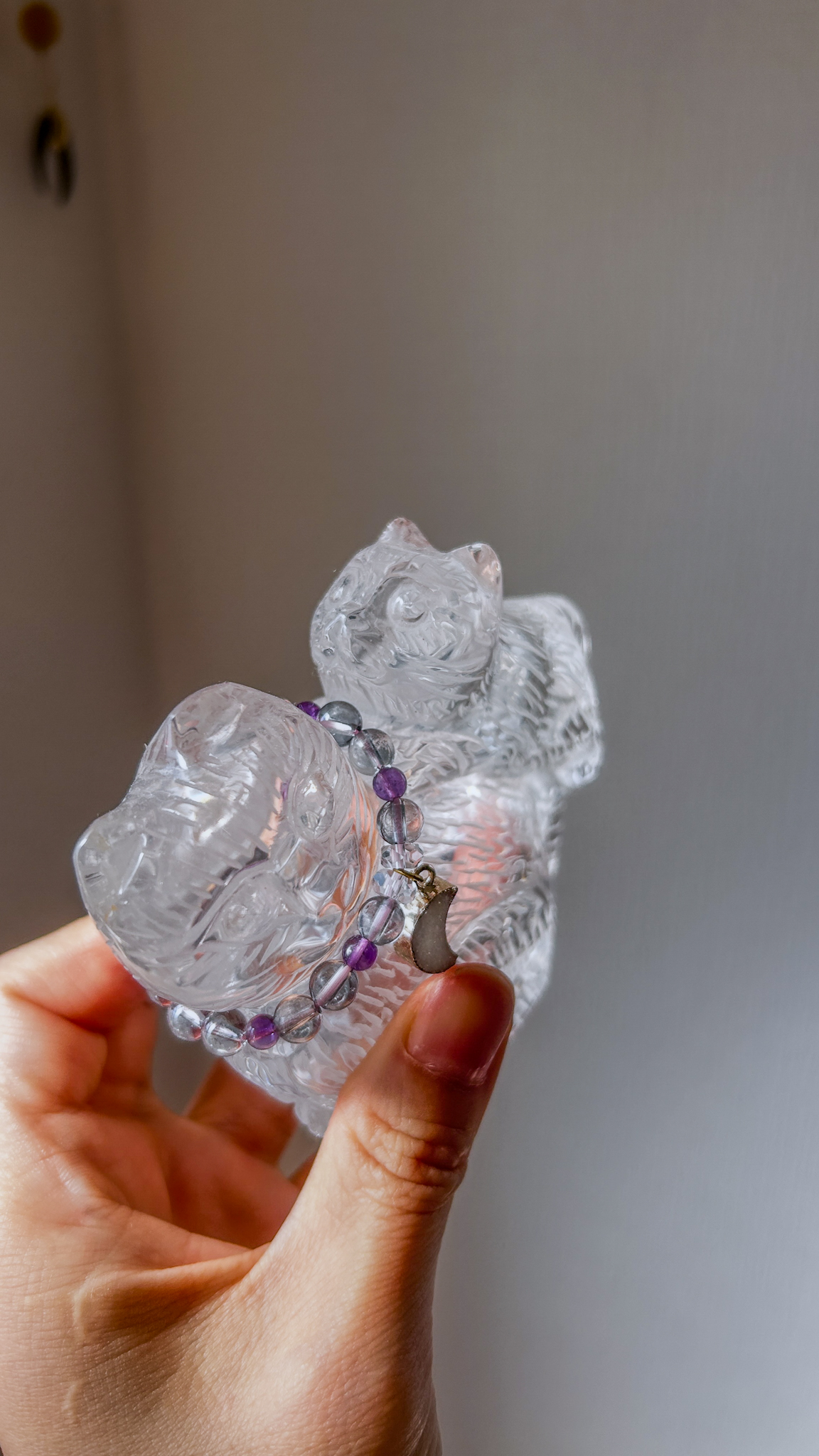 新入荷!11cm マジカルコンパニオン 大きなクリスタルキャット 手彫り ねこちゃん親子 水晶 クリアークォーツ 首輪付き Two of us 寄り添うねこちゃんズ - 画像 (4)