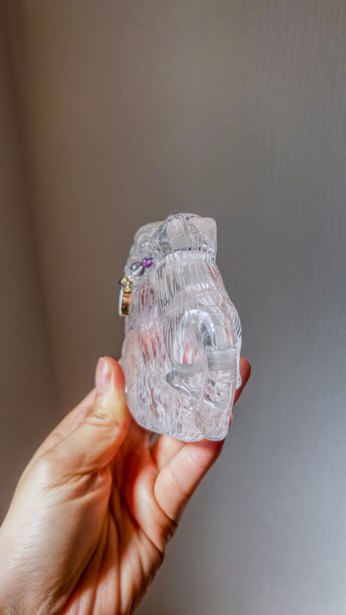 新入荷!11cm マジカルコンパニオン 大きなクリスタルキャット 手彫り ねこちゃん親子 水晶 クリアークォーツ 首輪付き Two of us 寄り添うねこちゃんズ - 画像 (5)