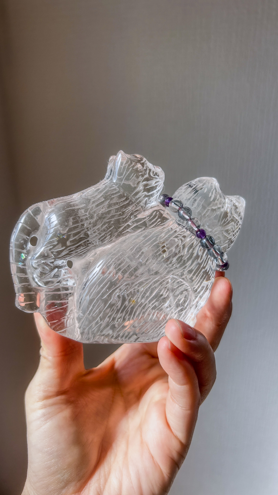 新入荷!11cm マジカルコンパニオン 大きなクリスタルキャット 手彫り ねこちゃん親子 水晶 クリアークォーツ 首輪付き Two of us 寄り添うねこちゃんズ - 画像 (6)