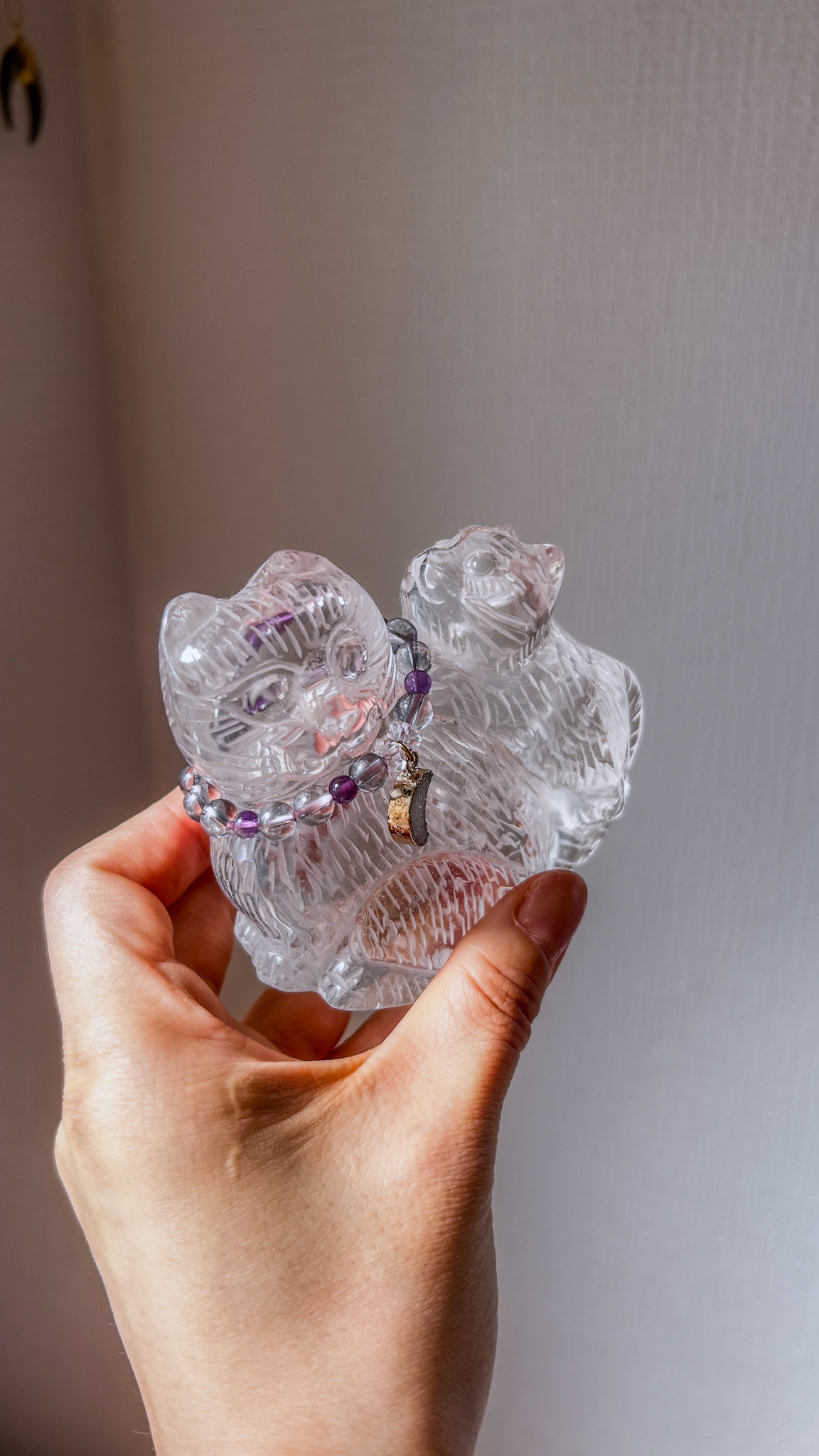 新入荷!11cm マジカルコンパニオン 大きなクリスタルキャット 手彫り ねこちゃん親子 水晶 クリアークォーツ 首輪付き Two of us 寄り添うねこちゃんズ - 画像 (7)