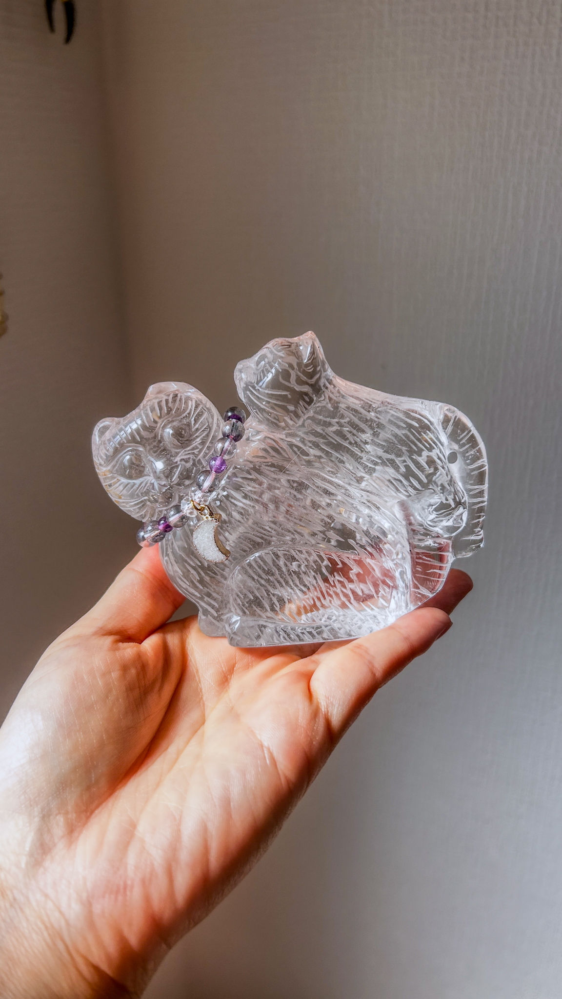 新入荷!11cm マジカルコンパニオン 大きなクリスタルキャット 手彫り ねこちゃん親子 水晶 クリアークォーツ 首輪付き Two of us 寄り添うねこちゃんズ - 画像 (8)