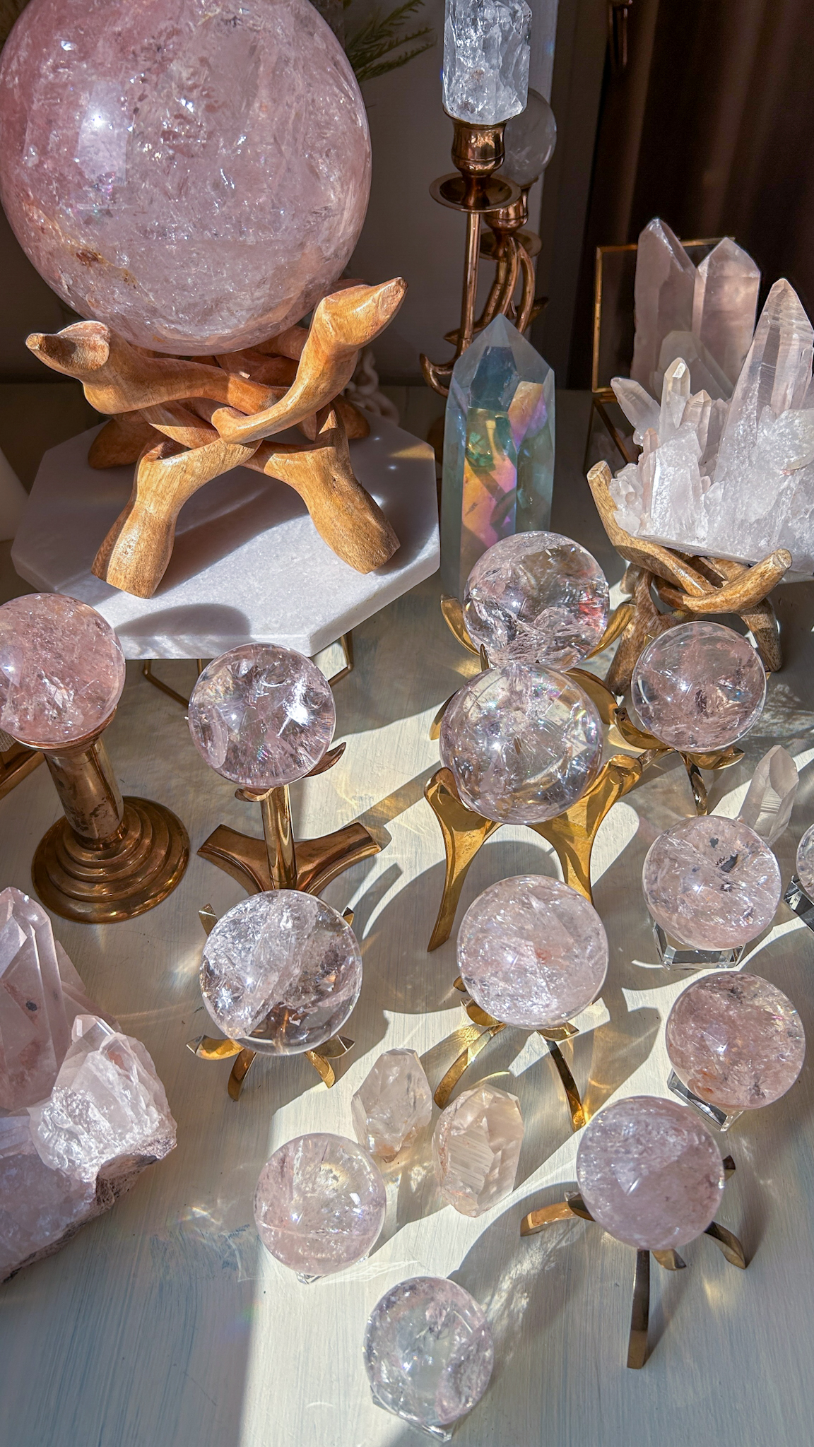 愛の開花 マダガスカルの最高品質 ピンク ヘマタイト クォーツ 🌈 スフィア You are loved 大きな虹インクルージョン濃いピンク63mm - 画像 (9)