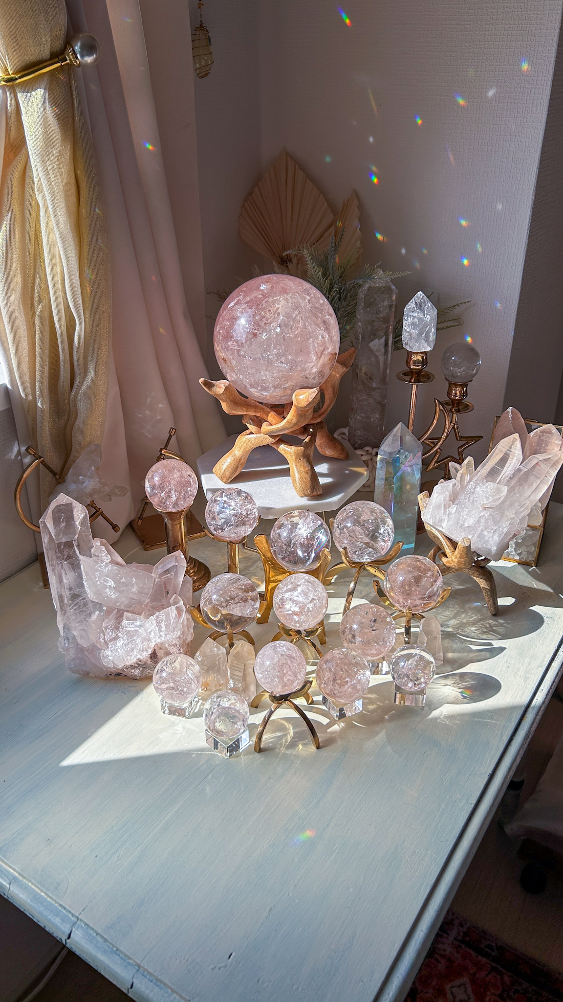 御神体サイズ・愛の開花 マダガスカルの最高品質 ピンク ヘマタイト クォーツ 🌈 スフィア You are loved 虹がギラギラ・濃いピンク・一部ヘマタイト共生 おおよそ15cm 3.8kg(マンゴーウッドスタンド付き) - 画像 (8)