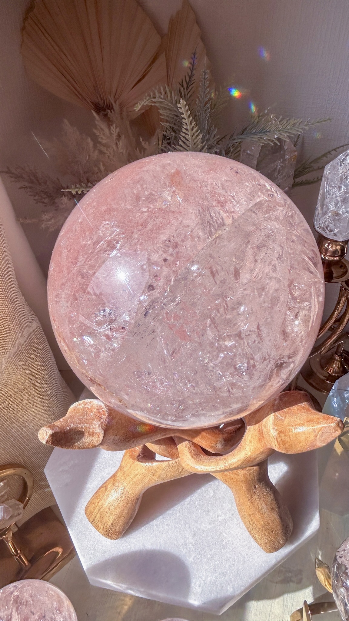 御神体サイズ・愛の開花 マダガスカルの最高品質 ピンク ヘマタイト クォーツ 🌈 スフィア You are loved 虹がギラギラ・濃いピンク・一部ヘマタイト共生 おおよそ15cm 3.8kg(マンゴーウッドスタンド付き) - 画像 (2)