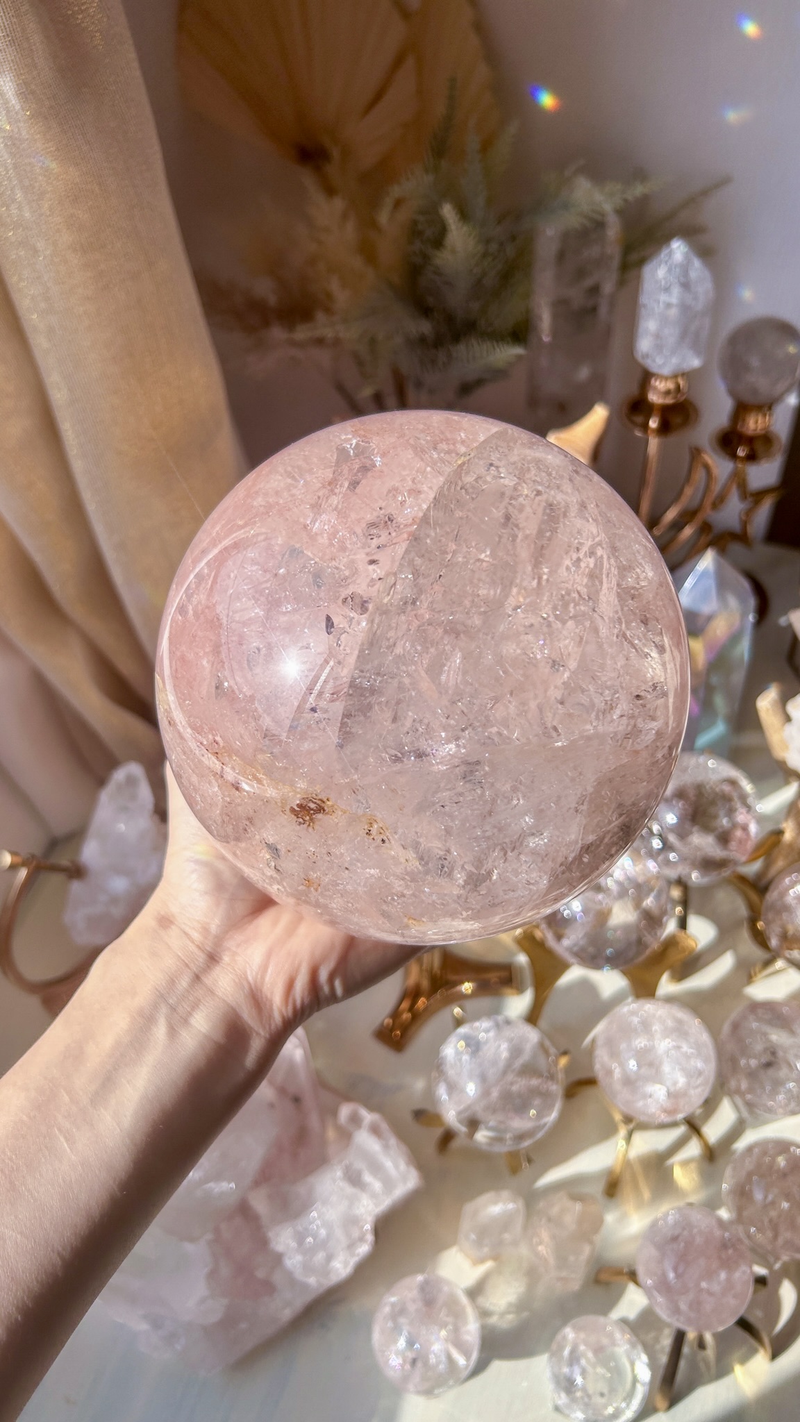 御神体サイズ・愛の開花 マダガスカルの最高品質 ピンク ヘマタイト クォーツ 🌈 スフィア You are loved 虹がギラギラ・濃いピンク・一部ヘマタイト共生 おおよそ15cm 3.8kg(マンゴーウッドスタンド付き) - 画像 (3)