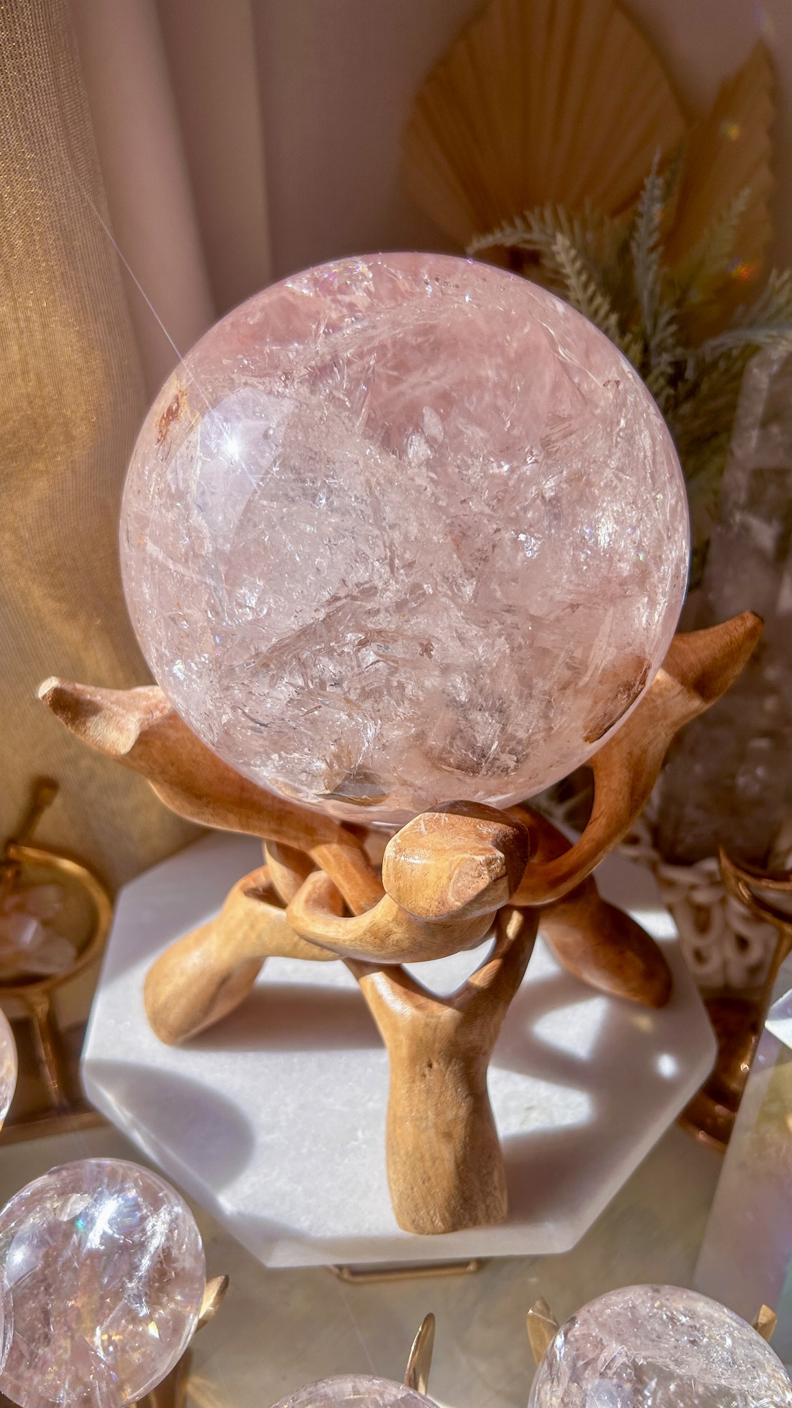 御神体サイズ・愛の開花 マダガスカルの最高品質 ピンク ヘマタイト クォーツ 🌈 スフィア You are loved 虹がギラギラ・濃いピンク・一部ヘマタイト共生 おおよそ15cm 3.8kg(マンゴーウッドスタンド付き) - 画像 (4)