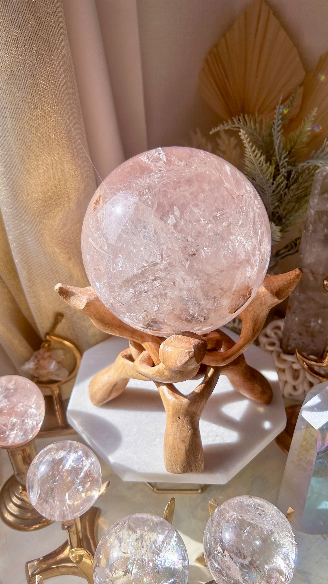 御神体サイズ・愛の開花 マダガスカルの最高品質 ピンク ヘマタイト クォーツ 🌈 スフィア You are loved 虹がギラギラ・濃いピンク・一部ヘマタイト共生 おおよそ15cm 3.8kg(マンゴーウッドスタンド付き) - 画像 (5)