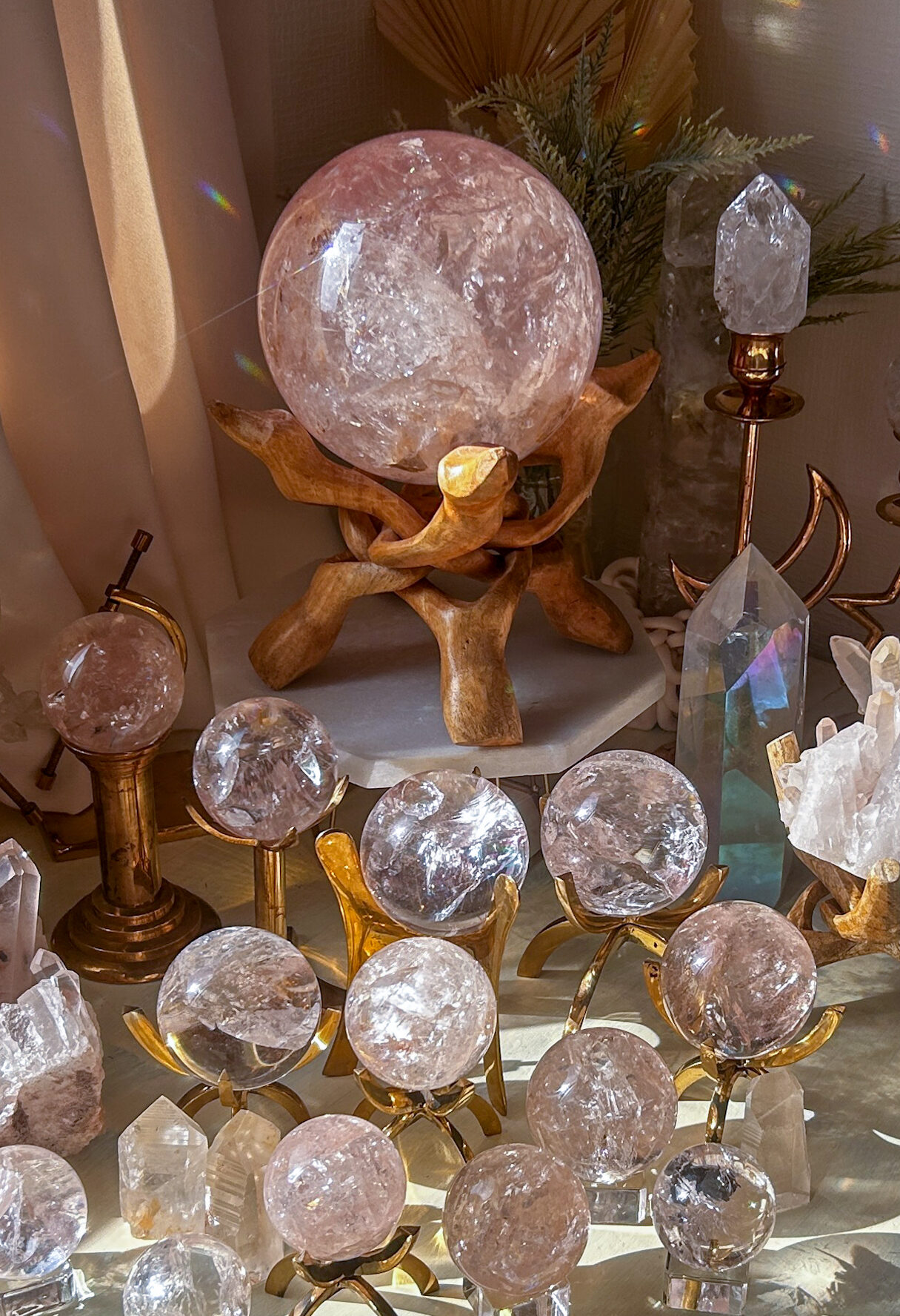 御神体サイズ・愛の開花 マダガスカルの最高品質 ピンク ヘマタイト クォーツ 🌈 スフィア You are loved 虹がギラギラ・濃いピンク・一部ヘマタイト共生 おおよそ15cm 3.8kg(マンゴーウッドスタンド付き)