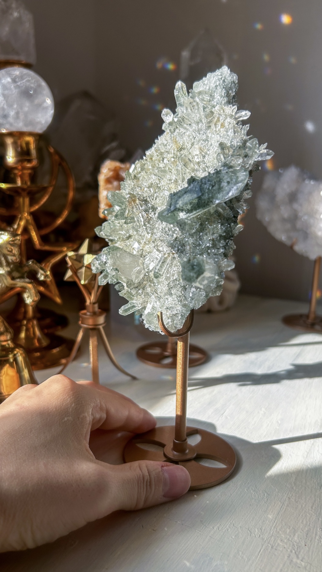 美・キラキラのマニハールクラスター/ゴールドルチル・アナテース&クローライト スタンド付き The Abundance of God's Creation - 画像 (3)