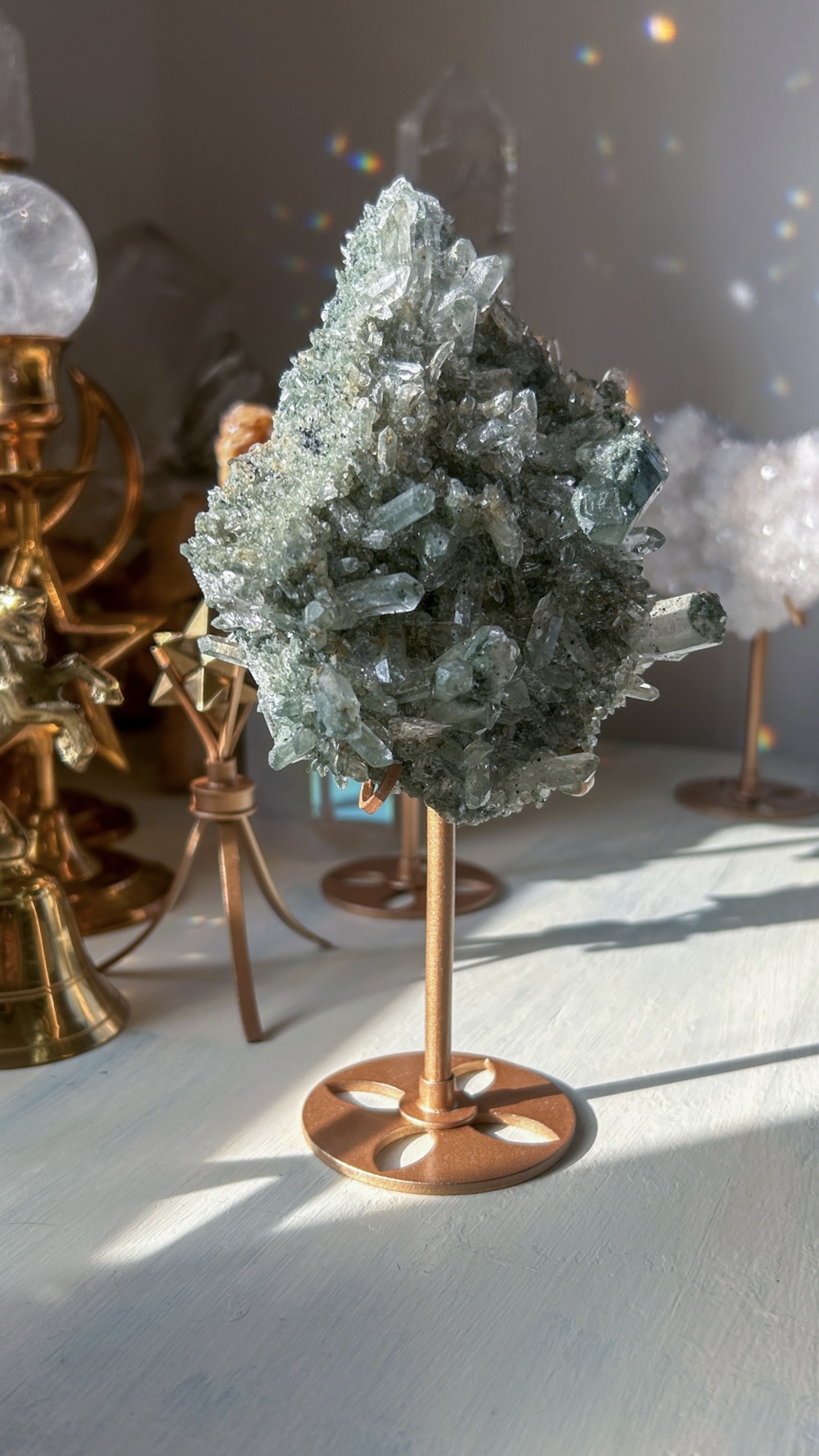 美・キラキラのマニハールクラスター/ゴールドルチル・アナテース&クローライト スタンド付き The Abundance of God's Creation - 画像 (6)