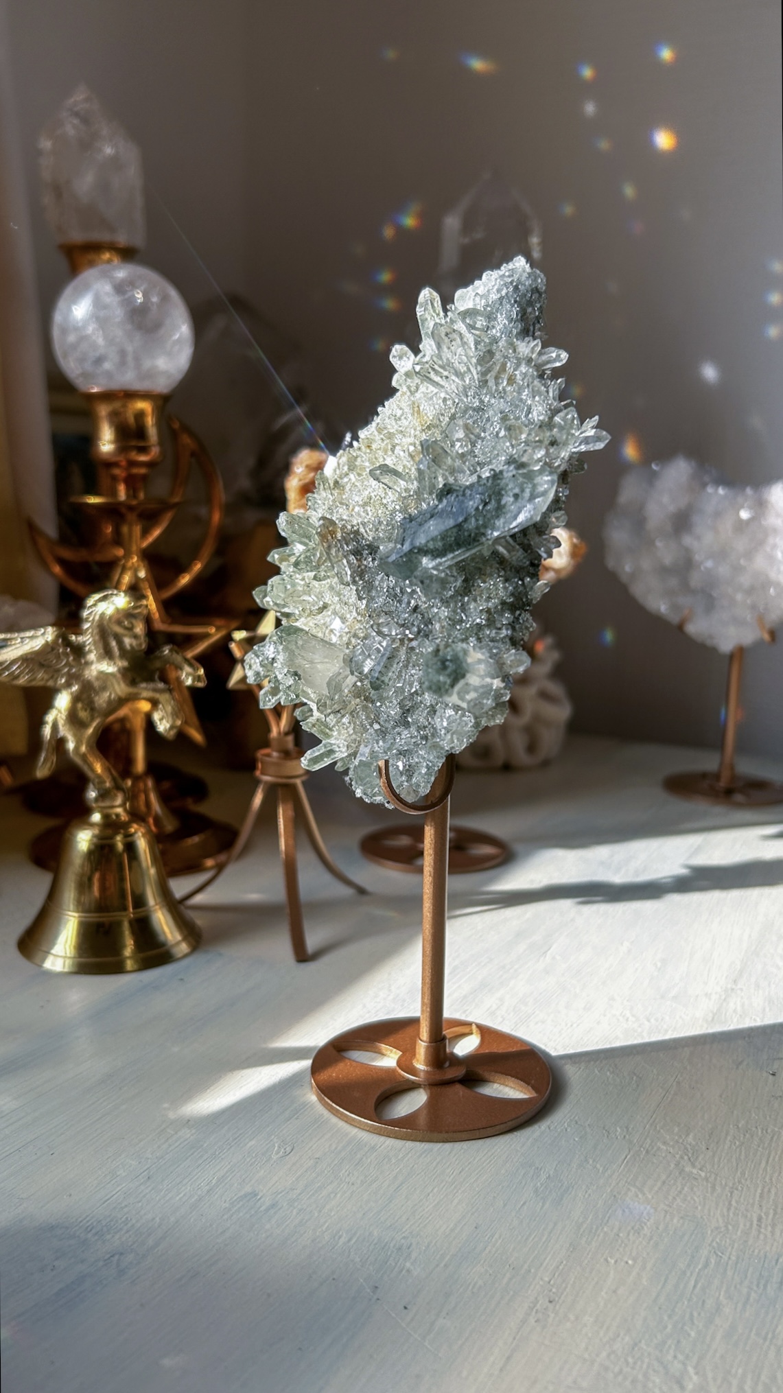 美・キラキラのマニハールクラスター/ゴールドルチル・アナテース&クローライト スタンド付き The Abundance of God's Creation - 画像 (7)
