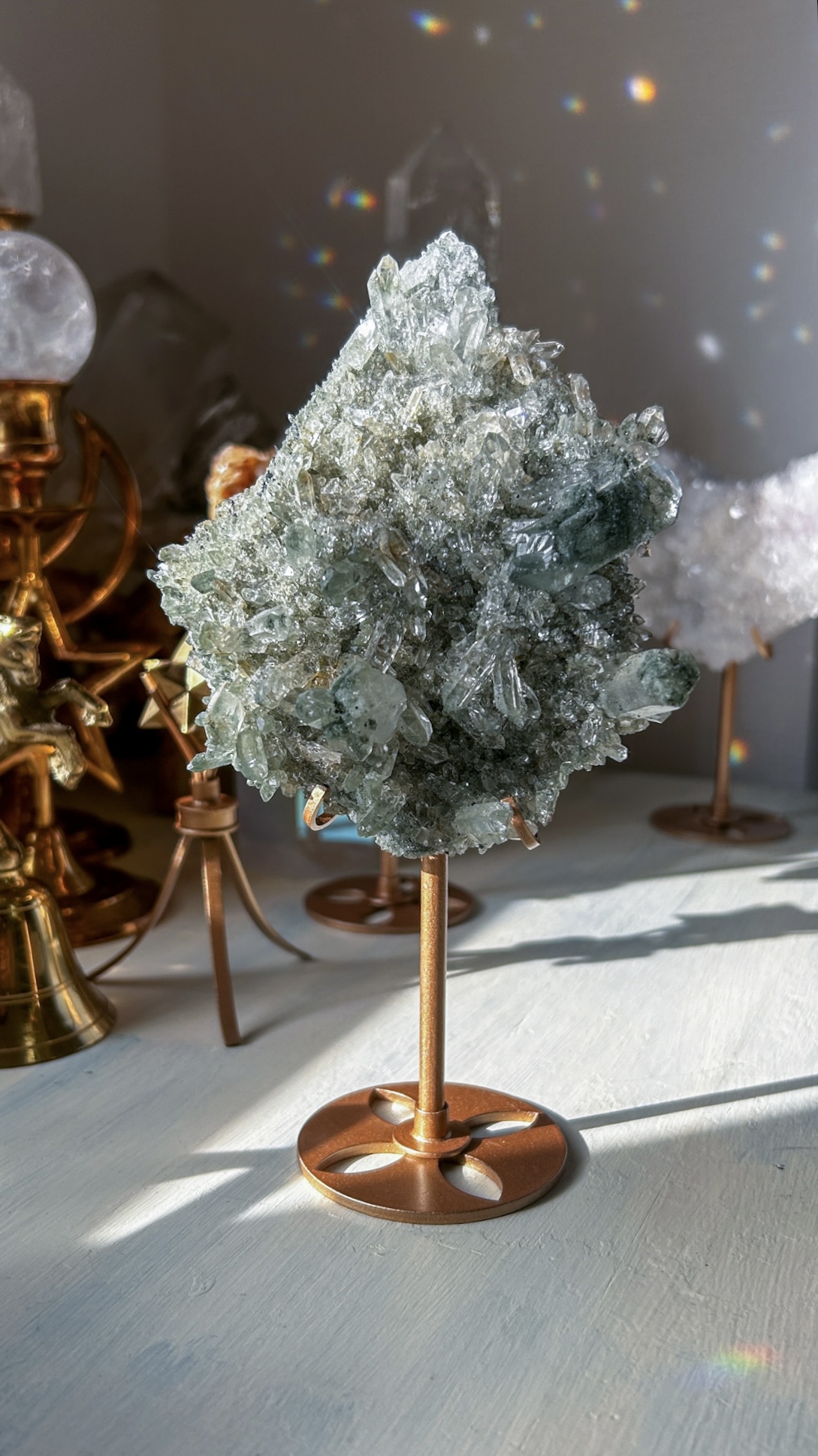 美・キラキラのマニハールクラスター/ゴールドルチル・アナテース&クローライト スタンド付き The Abundance of God's Creation - 画像 (8)