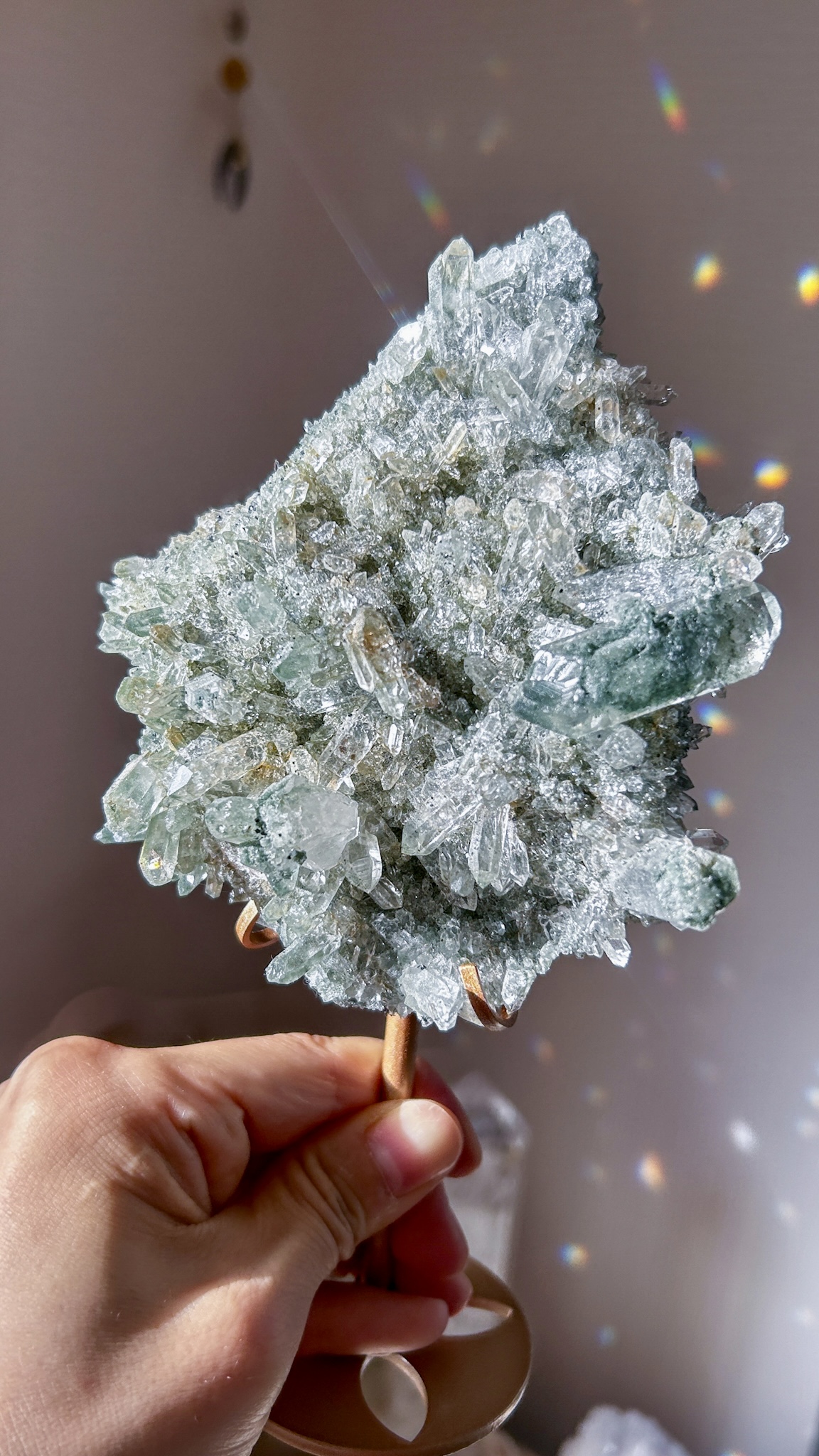 美・キラキラのマニハールクラスター/ゴールドルチル・アナテース&クローライト スタンド付き The Abundance of God's Creation - 画像 (9)