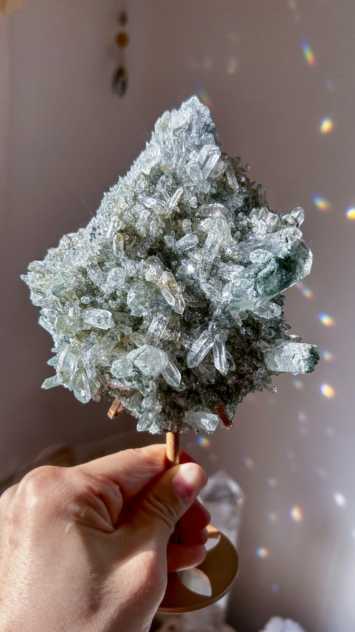 美・キラキラのマニハールクラスター/ゴールドルチル・アナテース&クローライト スタンド付き The Abundance of God's Creation