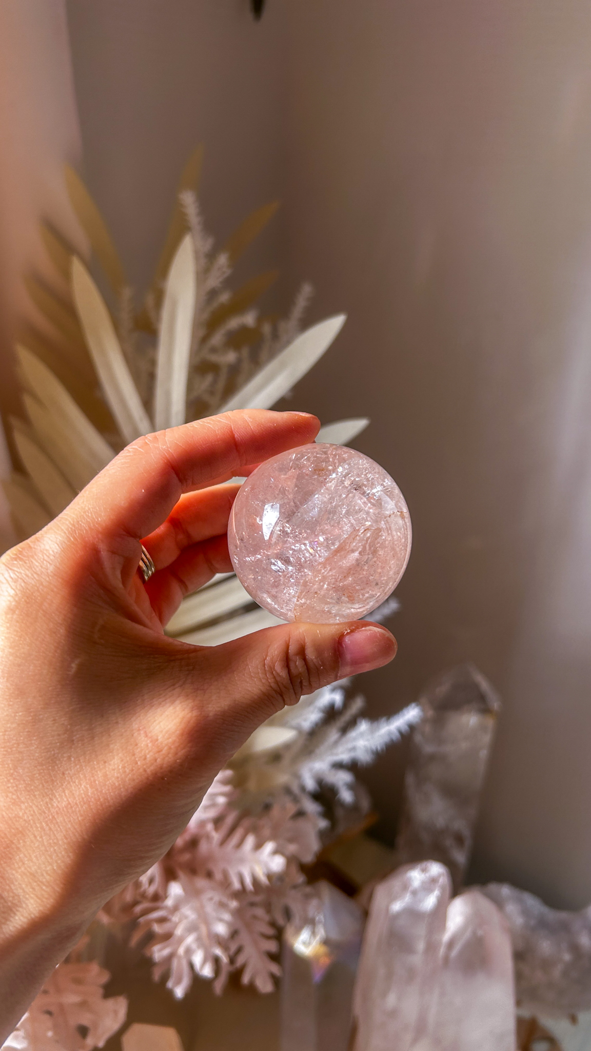 愛の開花 マダガスカルの最高品質 ピンク ヘマタイト クォーツ 🌈 スフィア You are loved キラキラ虹優しいピンク47mm - 画像 (7)