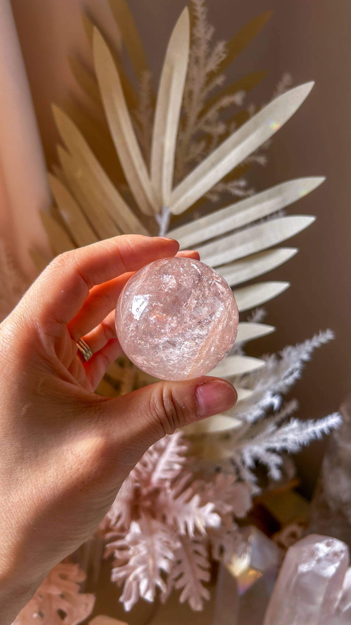 愛の開花 マダガスカルの最高品質 ピンク ヘマタイト クォーツ 🌈 スフィア You are loved キラキラ虹優しいピンク47mm - 画像 (4)