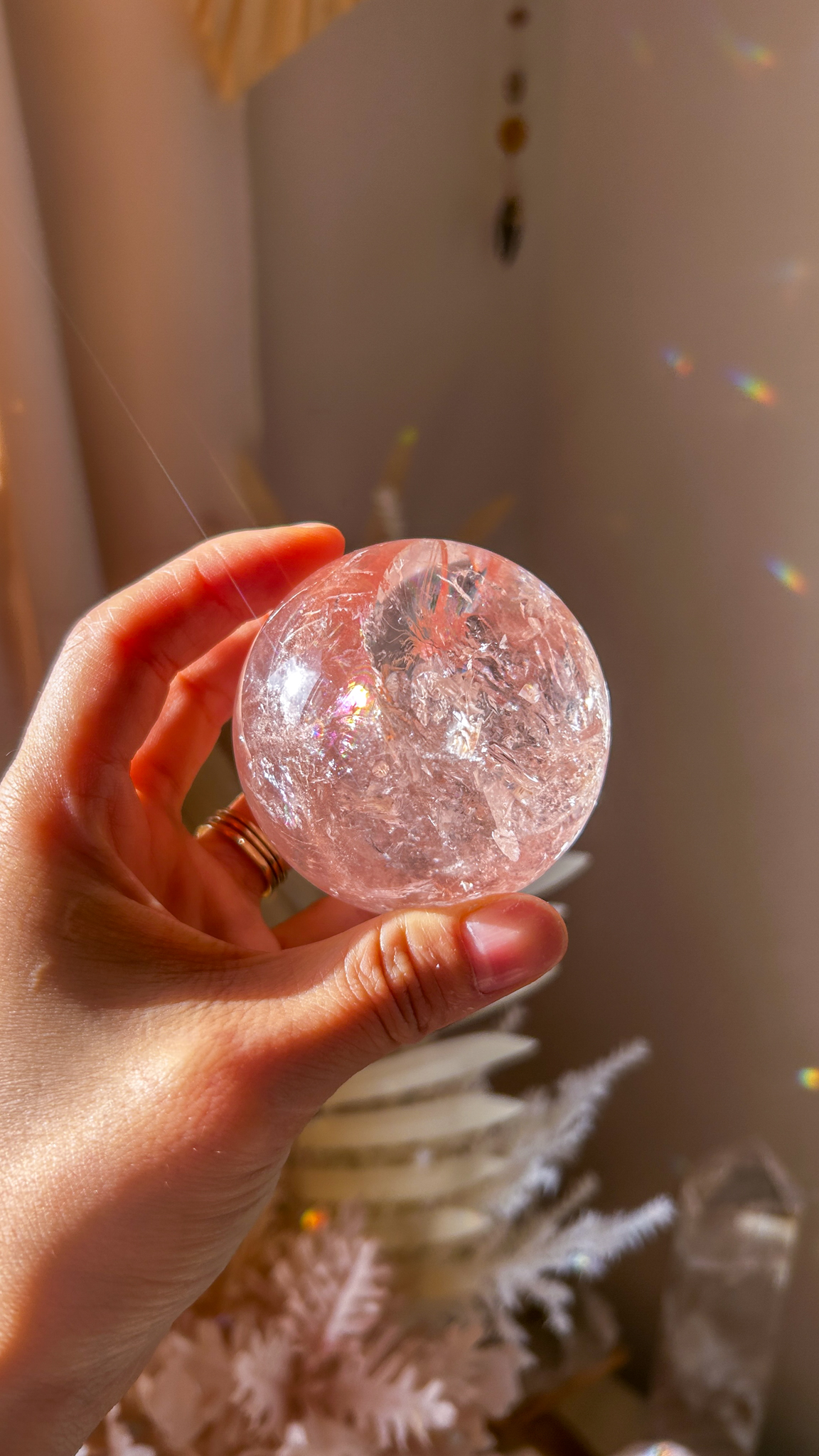 愛の開花 マダガスカルの最高品質 ピンク ヘマタイト クォーツ 🌈 スフィア You are loved 大きな虹インクルージョン濃いピンク63mm - 画像 (7)