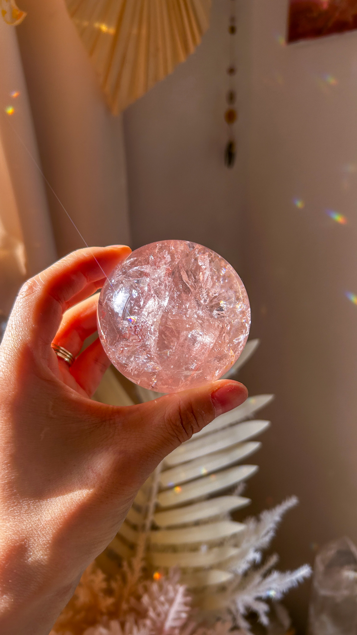 愛の開花 マダガスカルの最高品質 ピンク ヘマタイト クォーツ 🌈 スフィア You are loved 大きな虹インクルージョン濃いピンク63mm - 画像 (2)