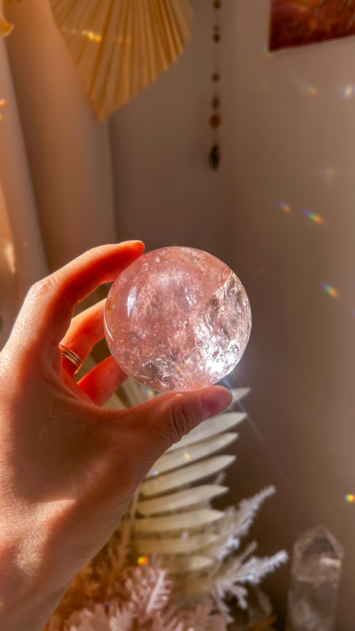 愛の開花 マダガスカルの最高品質 ピンク ヘマタイト クォーツ 🌈 スフィア You are loved 大きな虹インクルージョン濃いピンク63mm - 画像 (3)