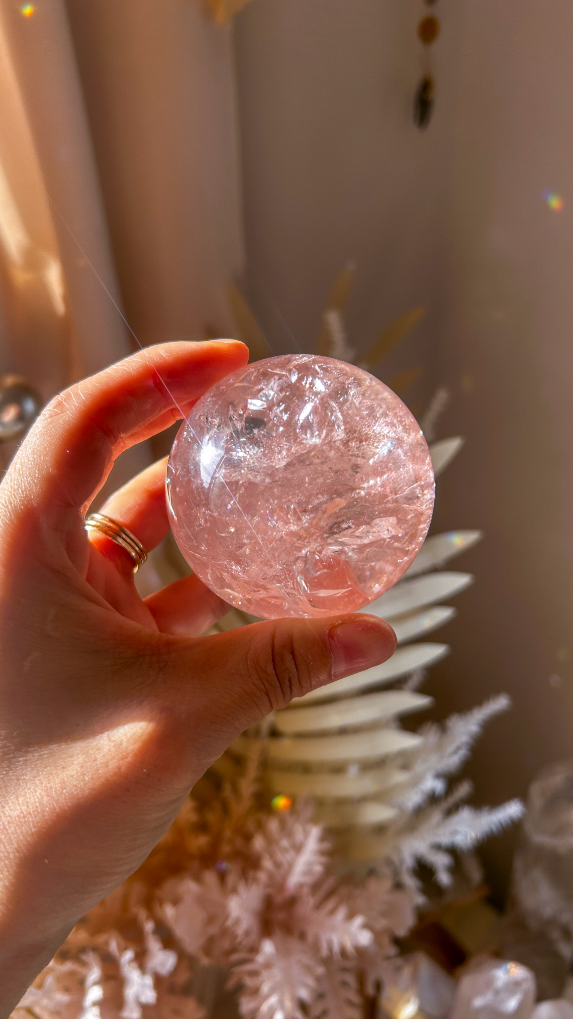 愛の開花 マダガスカルの最高品質 ピンク ヘマタイト クォーツ 🌈 スフィア You are loved 大きな虹インクルージョン濃いピンク63mm