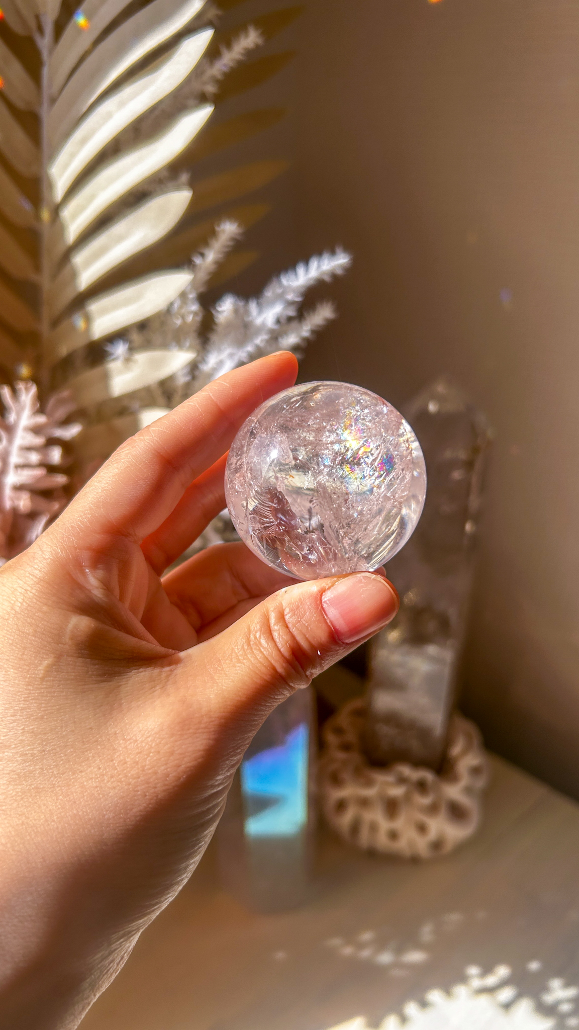 愛の開花 マダガスカルの最高品質 ピンク ヘマタイト クォーツ 🌈 スフィア You are loved 虹たくさん淡ピンク45mm - 画像 (2)