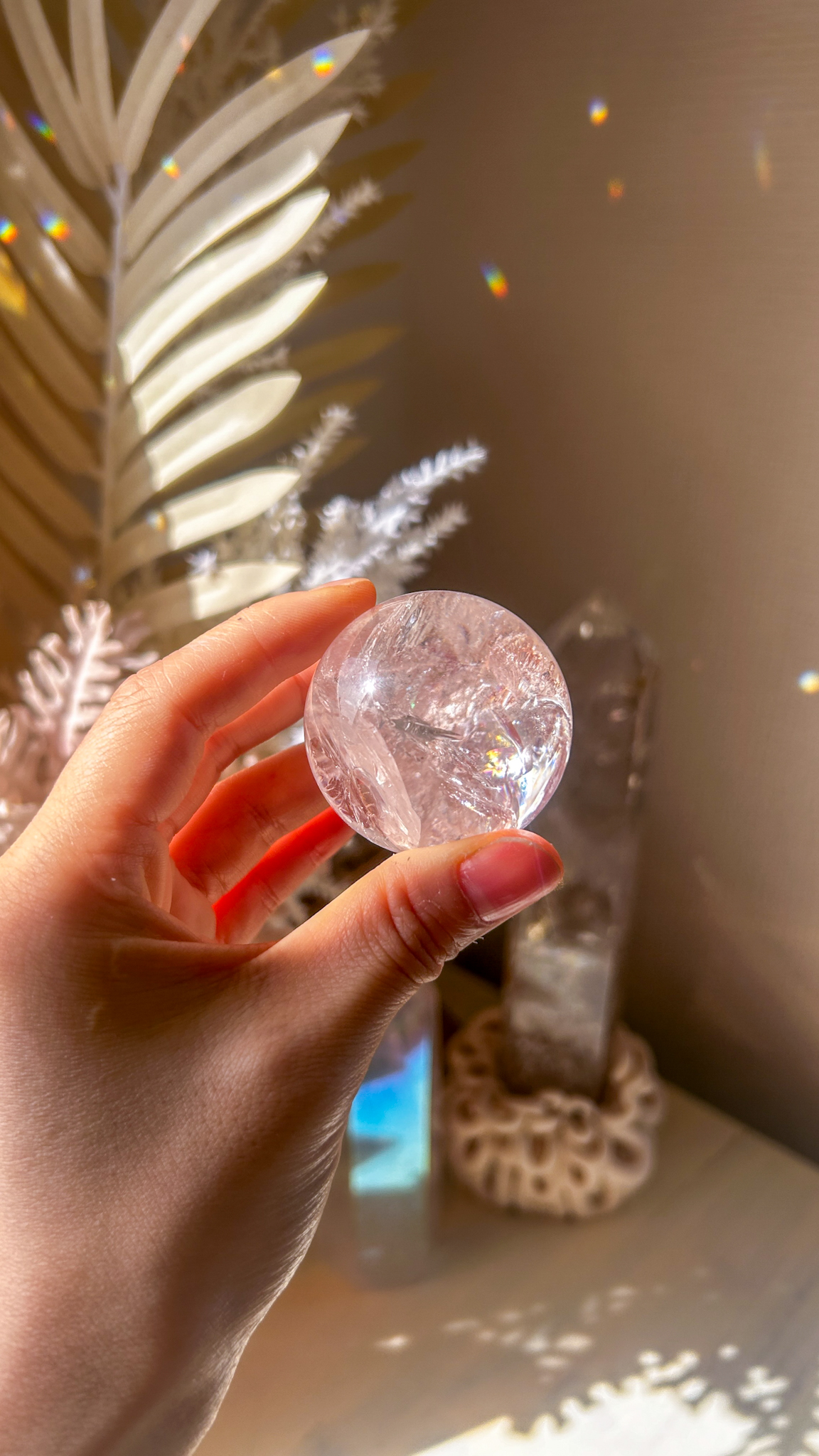 愛の開花 マダガスカルの最高品質 ピンク ヘマタイト クォーツ 🌈 スフィア You are loved 虹たくさん淡ピンク45mm - 画像 (4)