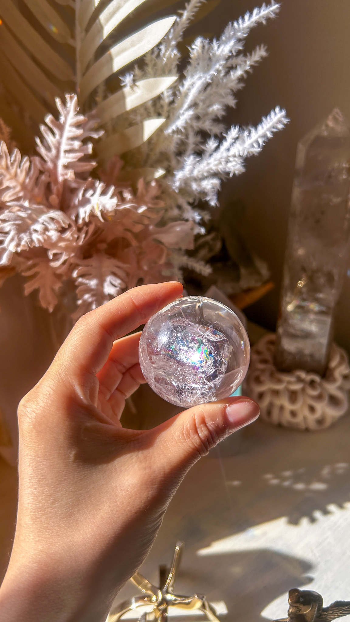 愛の開花 マダガスカルの最高品質 ピンク ヘマタイト クォーツ 🌈 スフィア You are loved 虹がギラギラピンク味少・柔らかクリア48mm - 画像 (5)