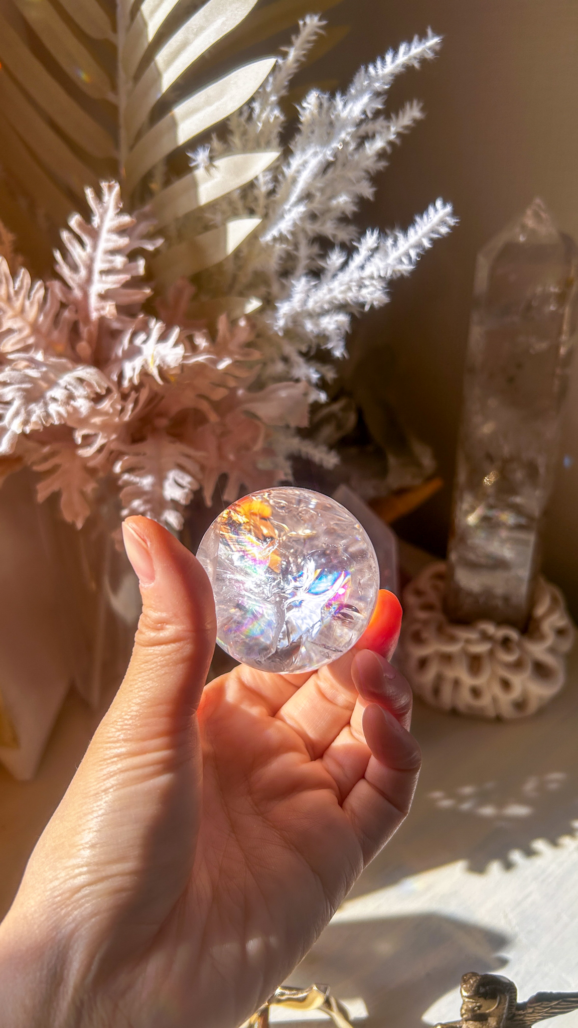 愛の開花 マダガスカルの最高品質 ピンク ヘマタイト クォーツ 🌈 スフィア You are loved 虹がギラギラピンク味少・柔らかクリア48mm - 画像 (6)