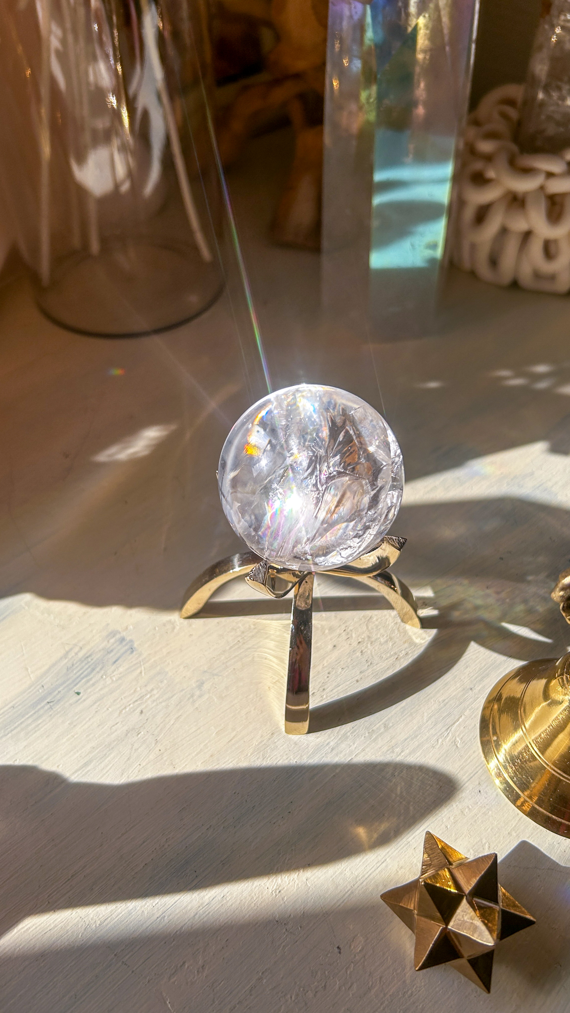 御神体サイズ・愛の開花 マダガスカルの最高品質 ピンク ヘマタイト クォーツ 🌈 スフィア You are loved 虹がギラギラ・濃いピンク・一部ヘマタイト共生 おおよそ15cm 3.8kg(マンゴーウッドスタンド付き) - 画像 (7)