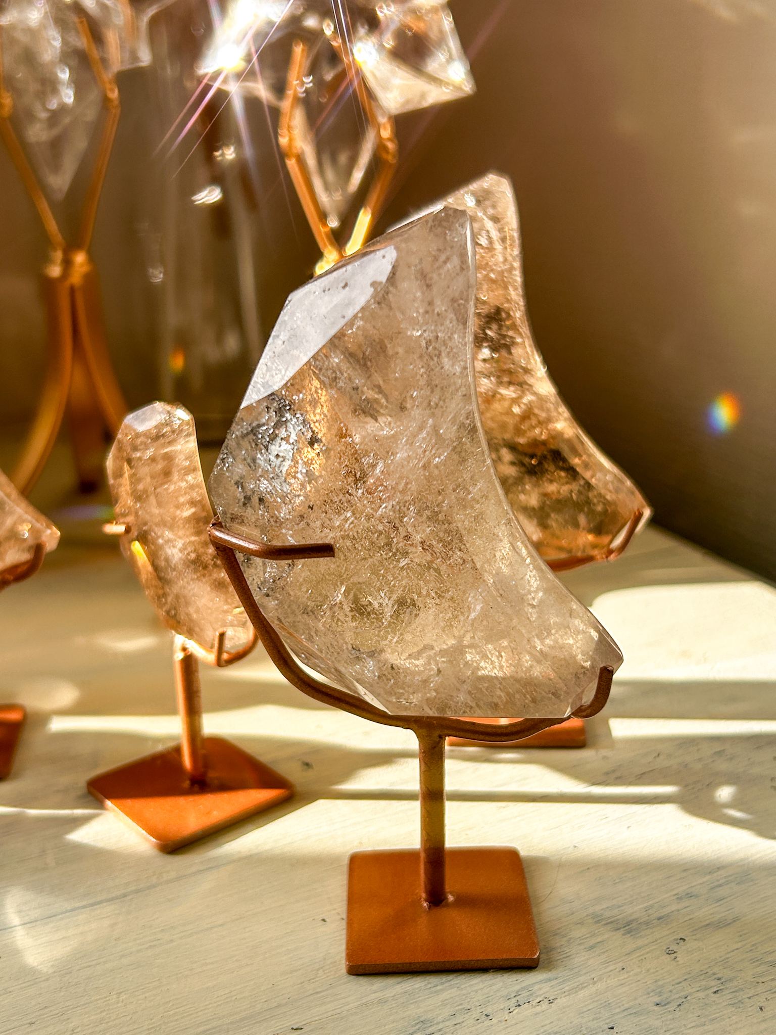 ZeccaMoonGem🌙ゼッカ産スモーキーファセットムーン(スタンド付き)Dライトスモーキーたくさんの線状インクルージョン・虹あり - 画像 (4)