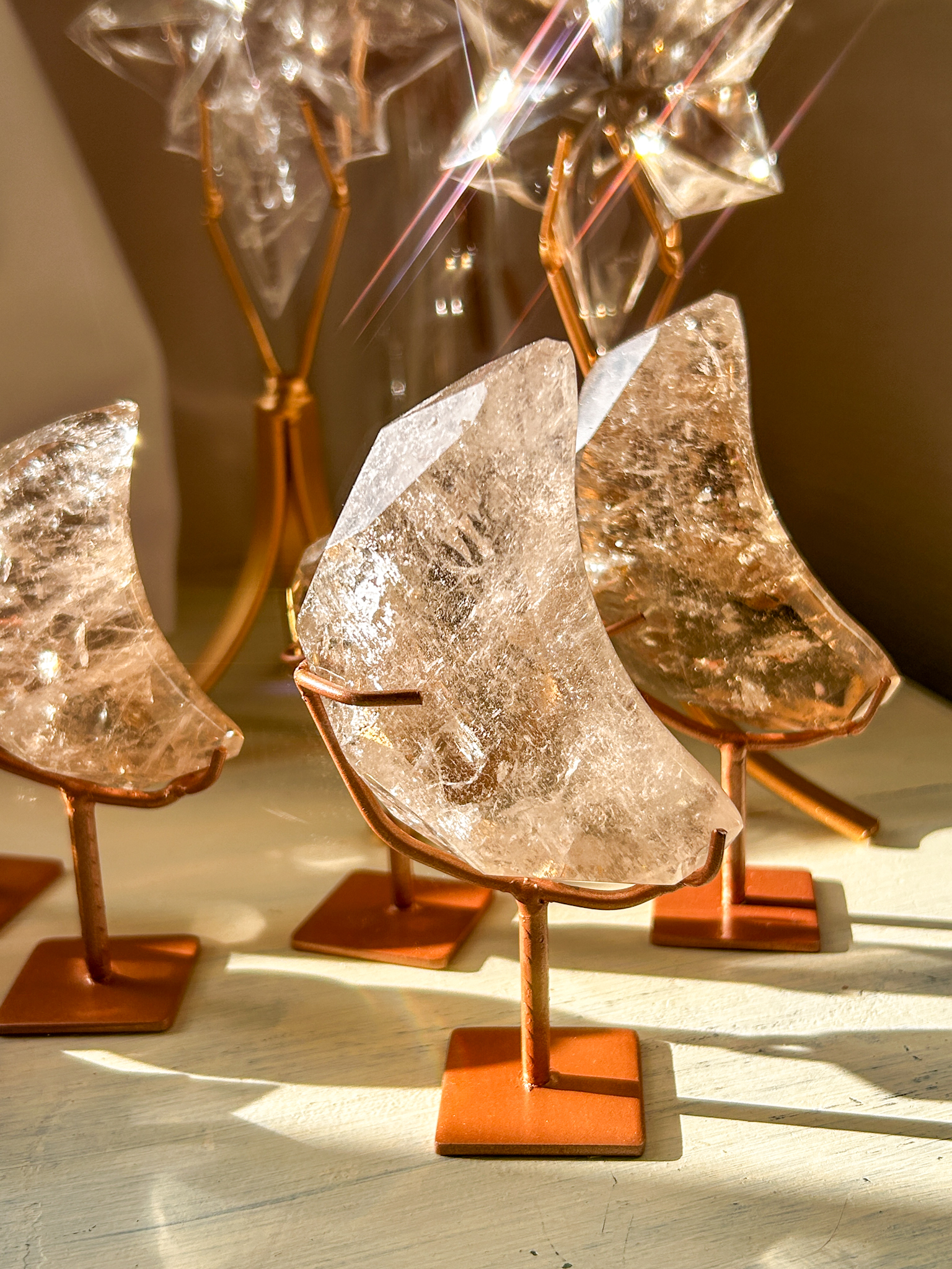 ZeccaMoonGem🌙ゼッカ産スモーキーファセットムーン(スタンド付き)Dライトスモーキーたくさんの線状インクルージョン・虹あり - 画像 (5)