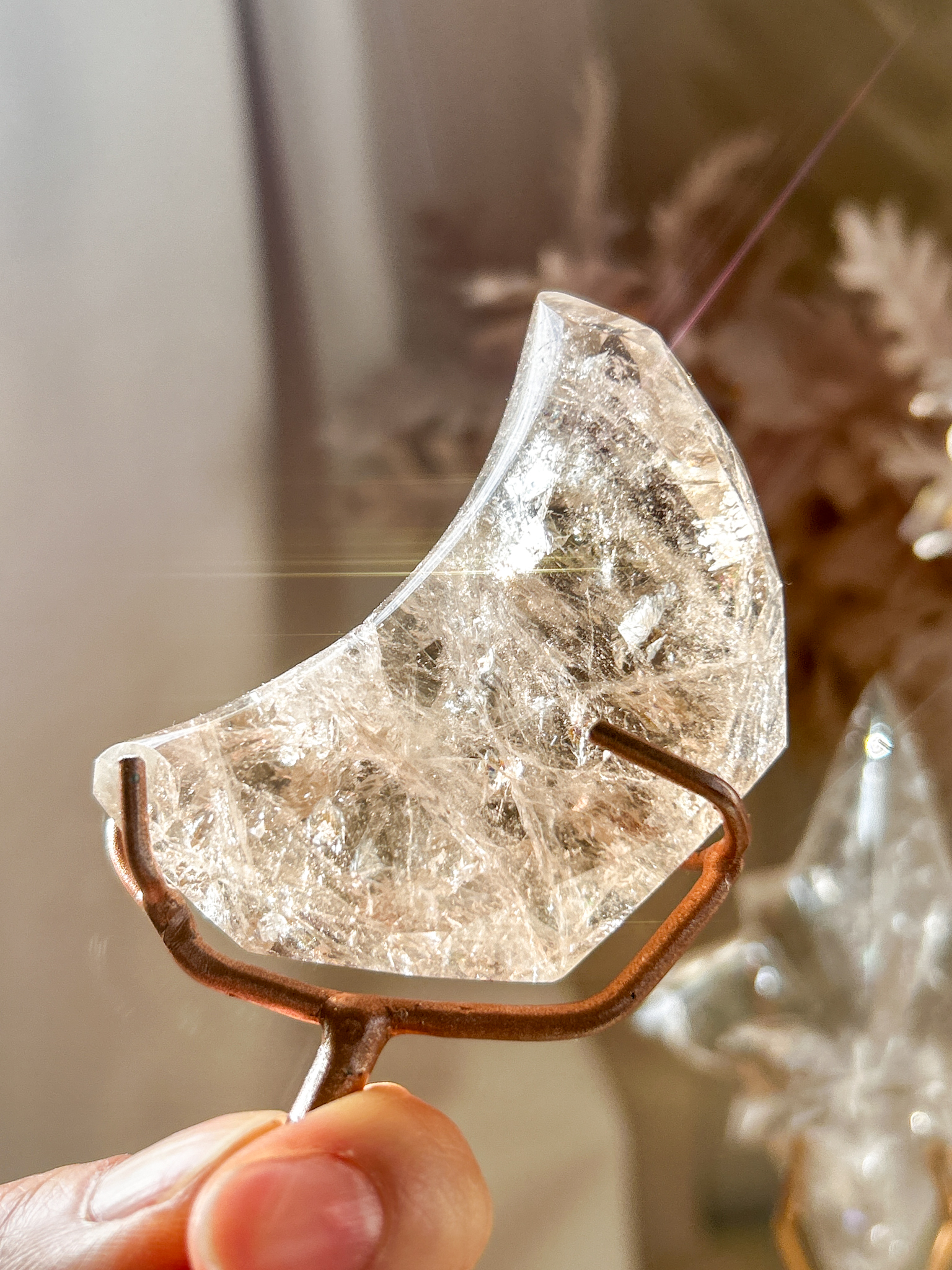 ZeccaMoonGem🌙ゼッカ産スモーキーファセットムーン(スタンド付き)Dライトスモーキーたくさんの線状インクルージョン・虹あり