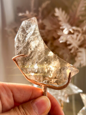 ZeccaMoonGem🌙ゼッカ産スモーキーファセットムーン(スタンド付き)E高透明・スモーキー虹あり