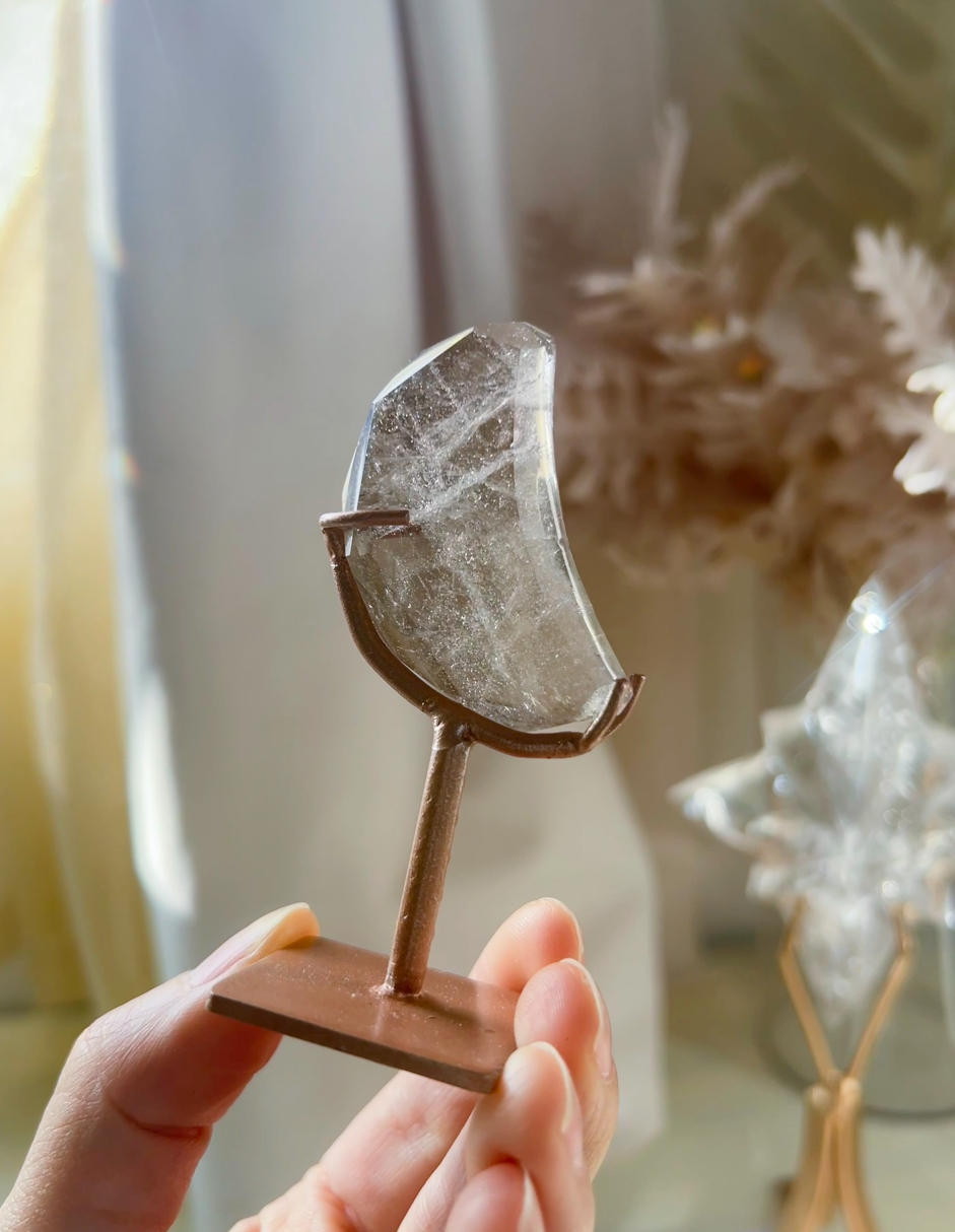 ZeccaMoonGem🌙ゼッカ産スモーキーファセットムーン(スタンド付き)A ライトスモーキー - 画像 (2)