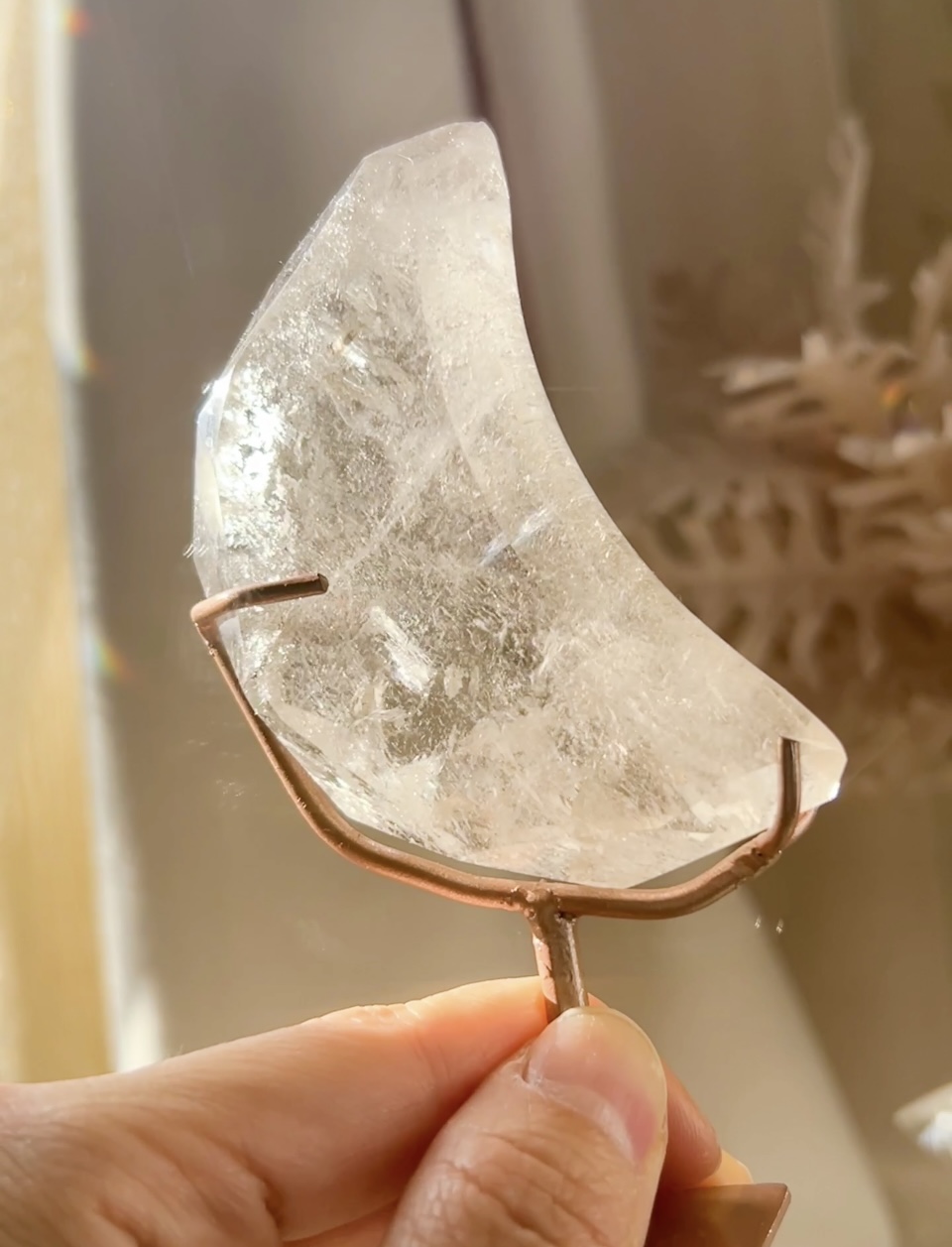 ZeccaMoonGem🌙ゼッカ産スモーキーファセットムーン(スタンド付き)C ホワイト・シルバーガーデン虹あり - 画像 (8)