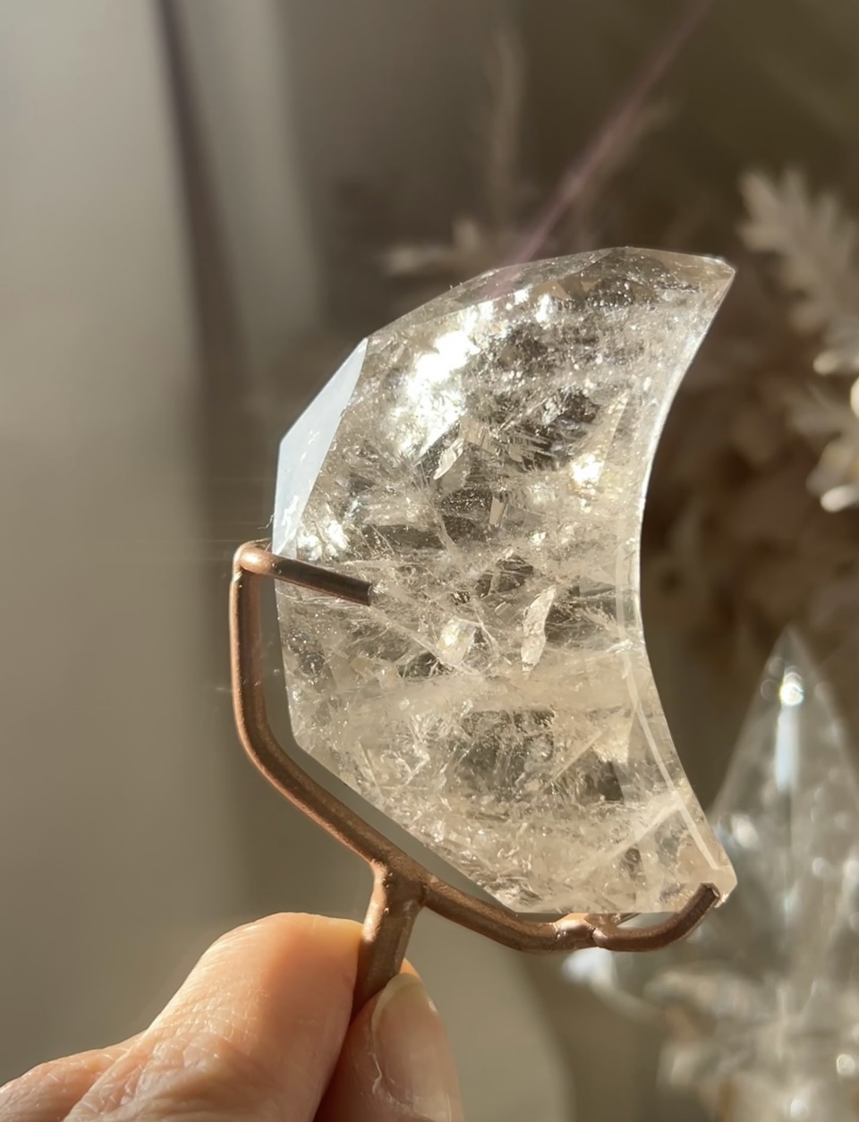 ZeccaMoonGem🌙ゼッカ産スモーキーファセットムーン(スタンド付き)Dライトスモーキーたくさんの線状インクルージョン・虹あり - 画像 (2)